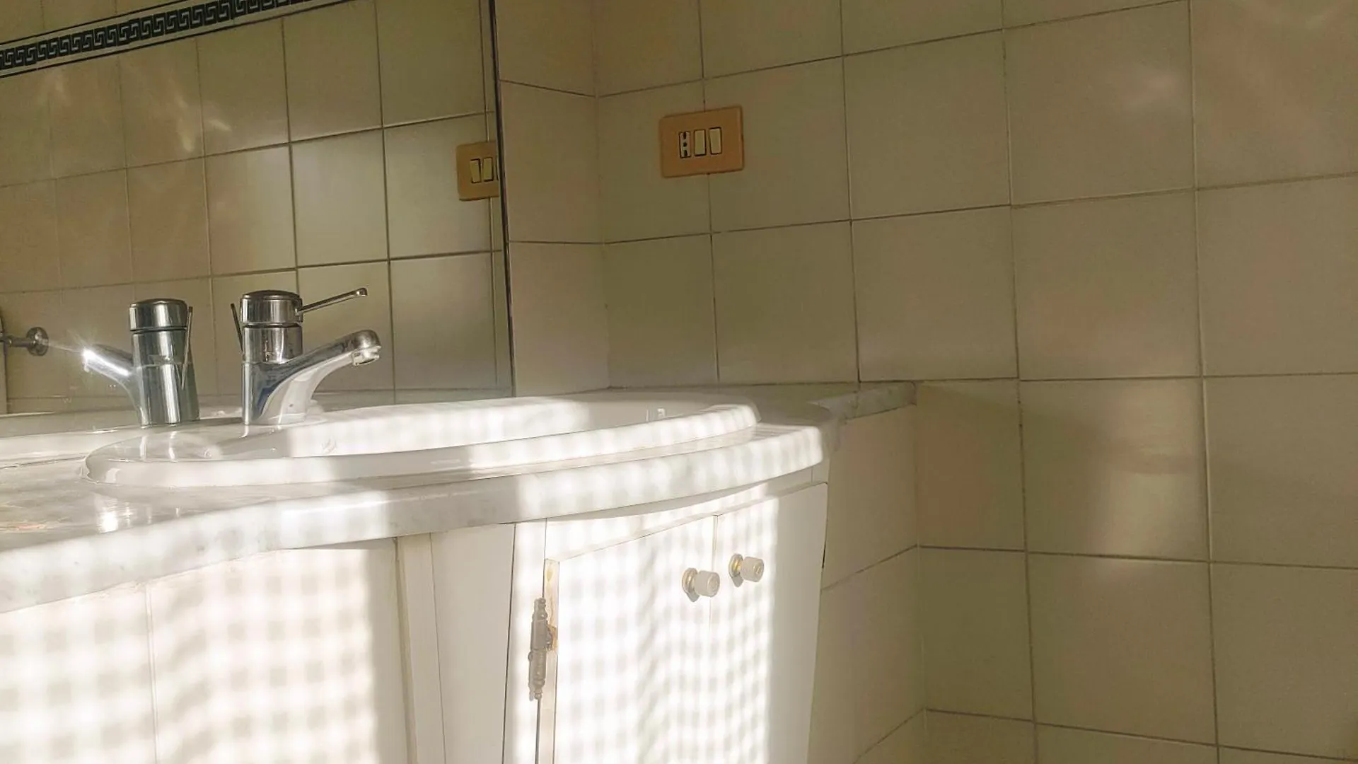 Il Cielo In Una Stanza Sanremo 0*,  Itálie
